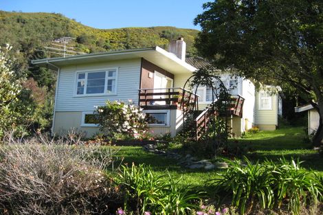 Photo of property in 28 South Terrace, Picton, 7220