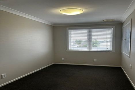 Photo of property in 100 Flanshaw Road, Te Atatu South, Auckland, 0610