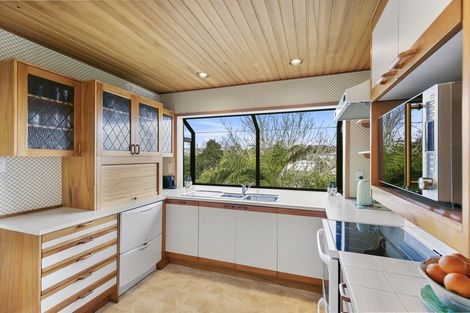 Photo of property in 31 Brooker Grove, Newlands, Wellington, 6037