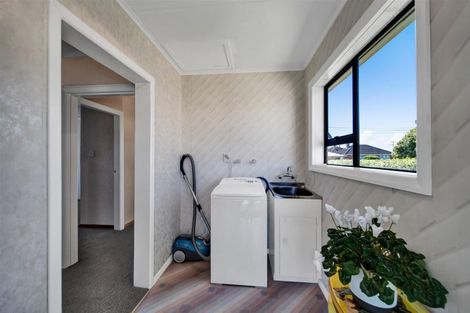 Photo of property in 1 Robbins Crescent, Hawera, 4610