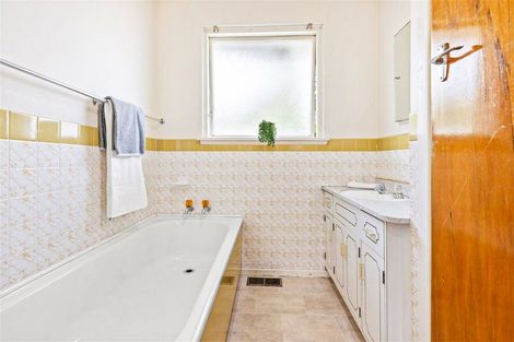 Photo of property in 8 Davidson Crescent, Hornby, Christchurch, 8042