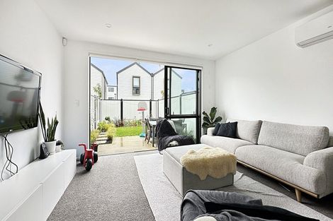 Photo of property in 30 Cessna Crescent, Mangere, Auckland, 2022