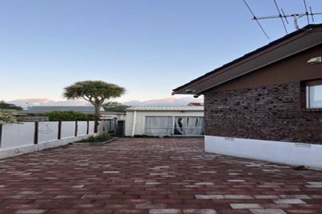 Photo of property in 2/40 Blacklock Avenue, Henderson, Auckland, 0612