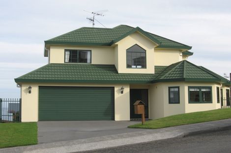 Photo of property in 4 Tamworth Crescent, Newlands, Wellington, 6037