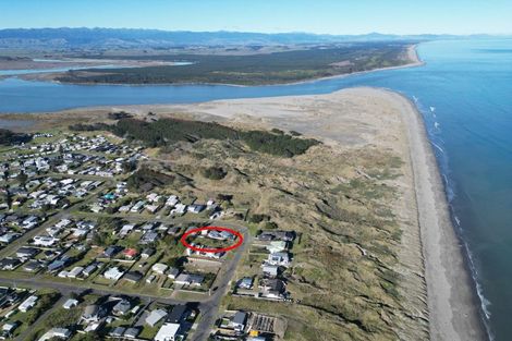 Photo of property in 37 Marine Parade South, Foxton Beach, Foxton, 4815
