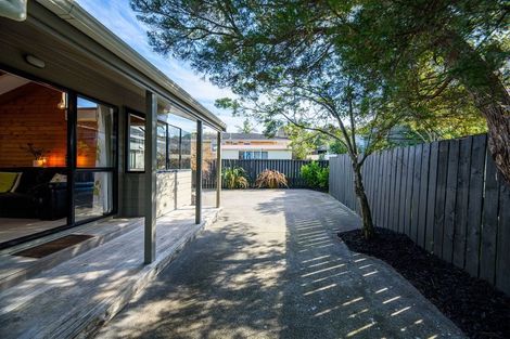 Photo of property in 2/19 Becroft Drive, Forrest Hill, Auckland, 0620