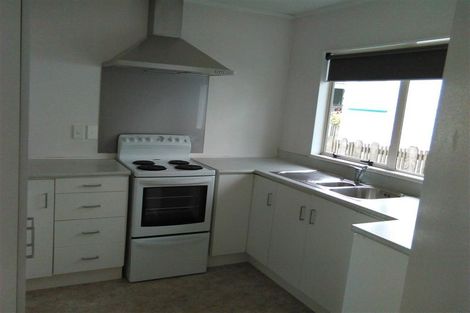 Photo of property in 2/2 Rook Place, Unsworth Heights, Auckland, 0632