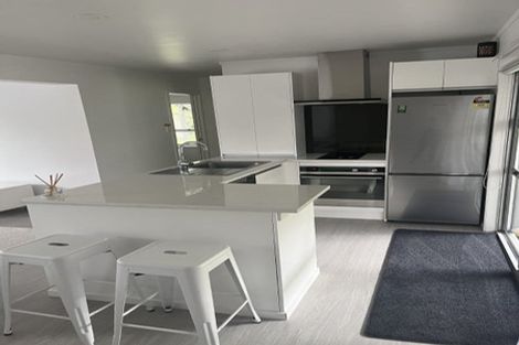 Photo of property in 16 Thorburn Avenue, Red Beach, 0932