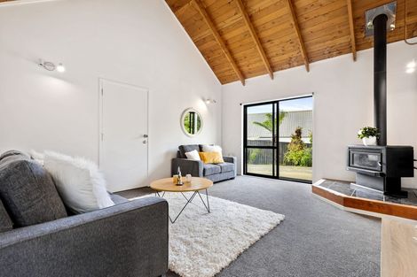 Photo of property in 74 Rhinevale Close, Henderson, Auckland, 0612