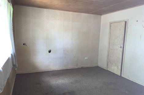 Photo of property in 16 Parrs Cross Road, Henderson, Auckland, 0612