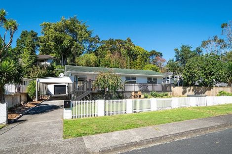 Photo of property in 6 Staincross Street, Green Bay, Auckland, 0604