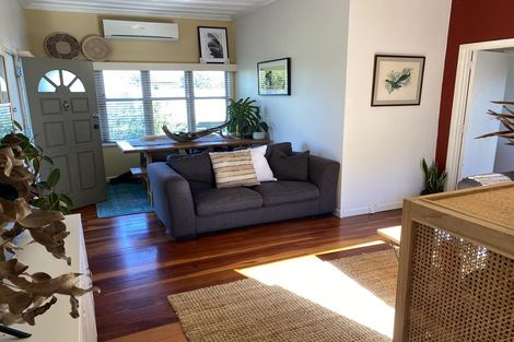 Photo of property in 1/130 Sunset Road, Unsworth Heights, Auckland, 0632