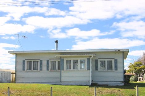 Photo of property in 19 Carthew Terrace, Foxton Beach, Foxton, 4815