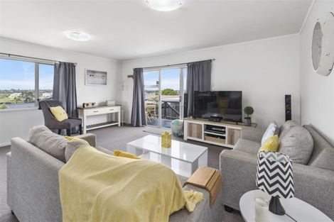 Photo of property in 1/317 Triangle Road, Massey, Auckland, 0614