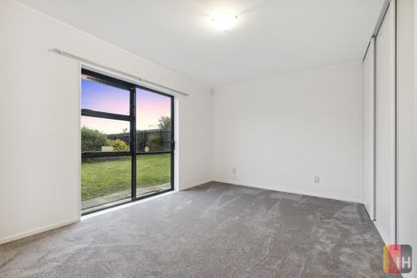 Photo of property in 18 Randwick Place, Randwick Park, Auckland, 2105