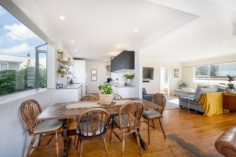 Photo of property in 30 Kiteroa Terrace, Rothesay Bay, Auckland, 0630