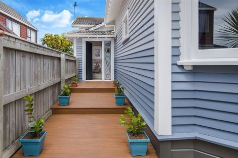 Photo of property in 115 Apu Crescent, Lyall Bay, Wellington, 6022