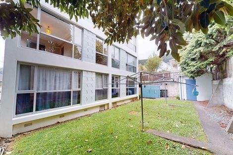 Photo of property in Victoria Court, 7/4 Queen Street, Mount Victoria, Wellington, 6011