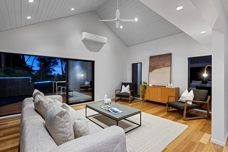 Photo of property in 25 Longfellow Parade, Glen Eden, Auckland, 0604