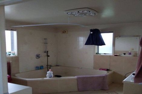 Photo of property in 293 Boord Crescent, Kumeu, 0891