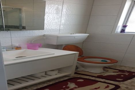 Photo of property in 2 Chisholm Place, Mangere East, Auckland, 2024