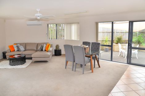 Photo of property in 2 Hazards Road, Weymouth, Auckland, 2103