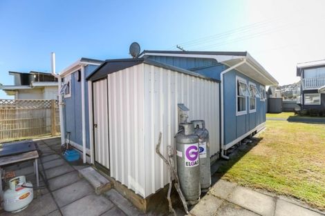 Photo of property in 70 Sixth Avenue, Urenui, 4377