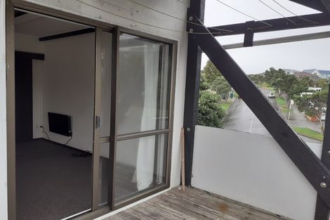 Photo of property in 140 Akaroa Drive, Maupuia, Wellington, 6022