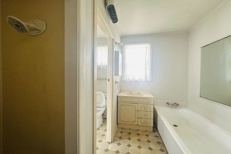 Photo of property in 32 Bond Crescent, Forrest Hill, Auckland, 0620
