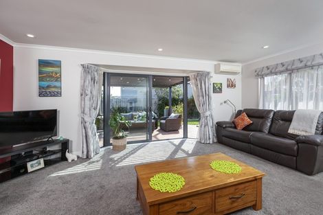 Photo of property in 68 Guildford Drive, Paraparaumu, 5032