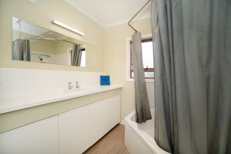 Photo of property in 15 Raglan Avenue, Cloverlea, Palmerston North, 4412