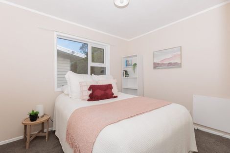 Photo of property in 15 Somes Crescent, Newlands, Wellington, 6037