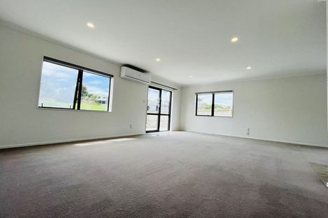 Photo of property in 15 Aronia Way, Goodwood Heights, Auckland, 2105