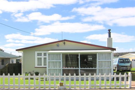 Photo of property in 18 Carthew Terrace, Foxton Beach, Foxton, 4815