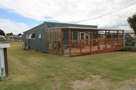 Photo of property in 8 Thomas Place, Foxton Beach, Foxton, 4815