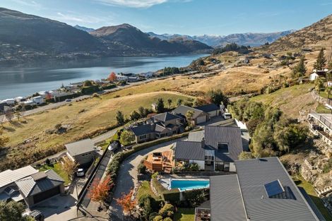 Photo of property in 8 Elizabeth Place, Kelvin Heights, Queenstown, 9300