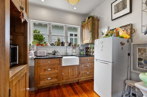 Photo of property in 33 Aramoana Avenue, Devonport, Auckland, 0624