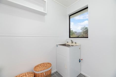 Photo of property in 27 Larissa Avenue, Henderson, Auckland, 0610