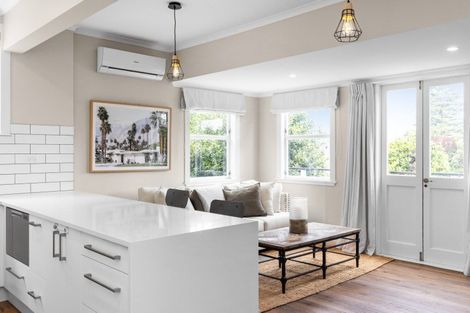 Photo of property in 10 Cobden Road, Bluff Hill, Napier, 4110