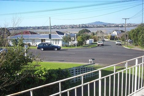 Photo of property in 1/72 Sylvan Avenue, Northcote, Auckland, 0627