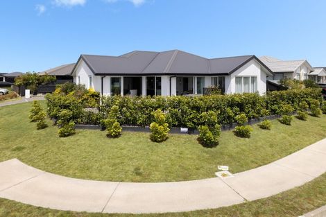 Photo of property in 2 Taioma Close, Papamoa, 3118