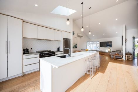Photo of property in 9 Ocean View Road, Hillcrest, Auckland, 0627