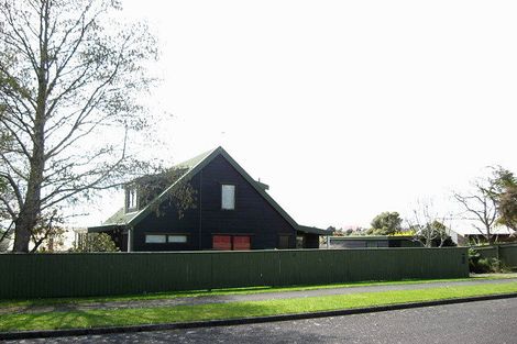 Photo of property in 1 Highlands Place, Highlands Park, New Plymouth, 4312