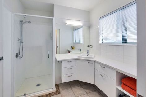 Photo of property in 2/8 Carrigans Close, Pinehill, Auckland, 0632