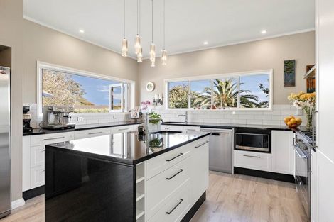 Photo of property in 873 Waitakere Road, Kumeu, 0891
