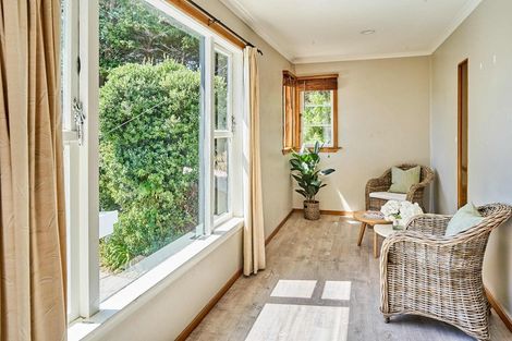 Photo of property in 12 Grays Road, Plimmerton, Porirua, 5026