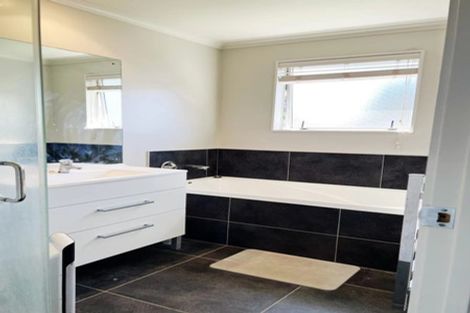 Photo of property in 18 Huntington Park Drive, Greenhithe, Auckland, 0632