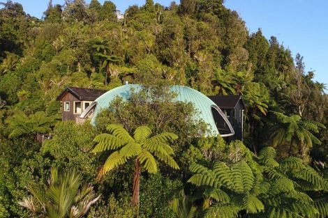 Photo of property in 440 Scenic Drive, Waiatarua, Auckland, 0612