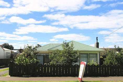 Photo of property in 17 Carthew Terrace, Foxton Beach, Foxton, 4815