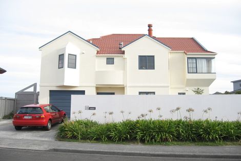 Photo of property in 4 Bennett Grove, Newlands, Wellington, 6037